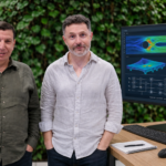 Laurent Guiraud et Hacène Goudjil, cofondateurs de ColibriTD, devant une visualisation de simulation quantique