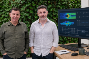 Laurent Guiraud et Hacène Goudjil, cofondateurs de ColibriTD, devant une visualisation de simulation quantique