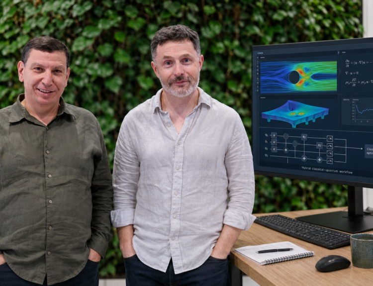 Laurent Guiraud et Hacène Goudjil, cofondateurs de ColibriTD, devant une visualisation de simulation quantique