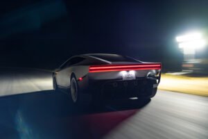 Le nouveau Tesla Roadster vu de trois quarts arrière